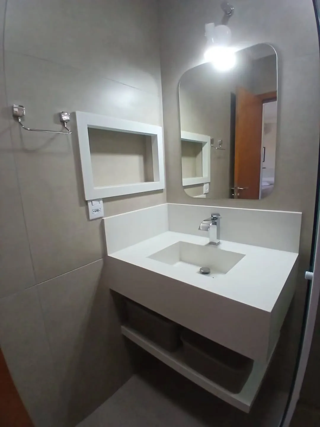 Banheiro em Branco Prime executado pela Marmoraria Cristal